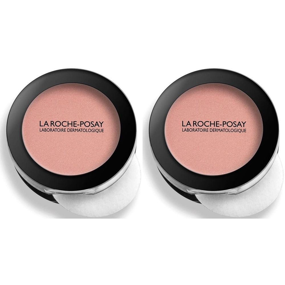 Deux boîtiers ronds de poudre rose. Couvercle noir, éponge blanche. Inscription : LA ROCHE-POSAY, Laboratoire Dermatologique.