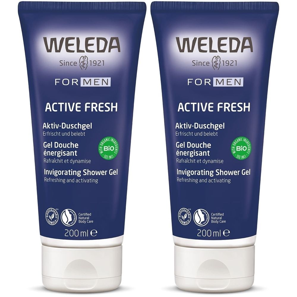Deux tubes bleus de gel douche. Inscriptions: WELEDA, FOR MEN, ACTIVE FRESH. Avec label bio et texte en allemand, français et anglais.