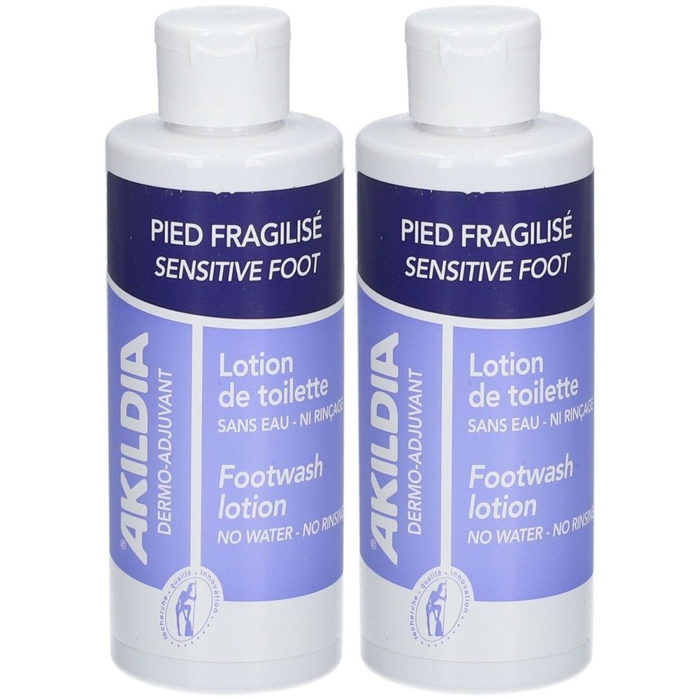 Deux flacons blancs avec étiquettes bleues. Inscription: PIED FRAGILISÉ, SENSITIVE FOOT, AKILDIA, Lotion de toilette, Footwash lotion.
