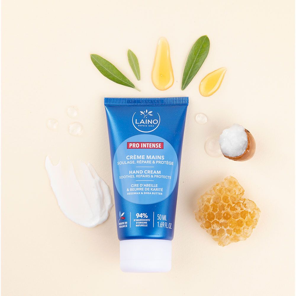 Un tube de Crème Mains LAINO Pro Intense entouré d'éléments Karité et Cire d'abeille.
