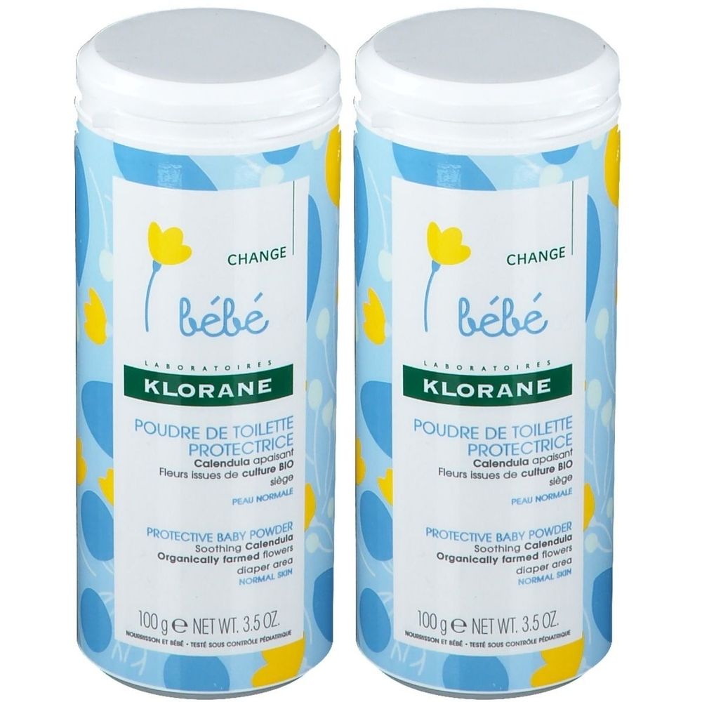 Deux flacons de poudre pour bébé. Emballage bleu et blanc avec des fleurs jaunes. Inscription : KLORANE BÉBÉ, POUDRE DE TOILETTE PROTECTRICE.