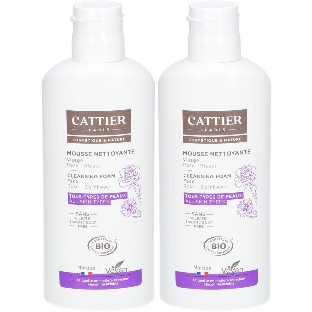 Deux flacons blancs avec étiquettes. Les étiquettes indiquent "CATTIER PARIS", "MOUSSE NETTOYANTE" et "CLEANSING FOAM".