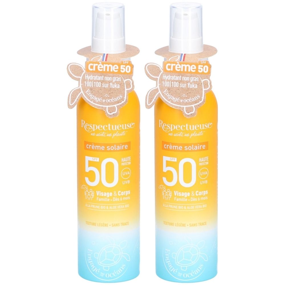 Deux flacons de crème solaire SPF 50. Design jaune et bleu avec texte. Étiquettes tortue.
