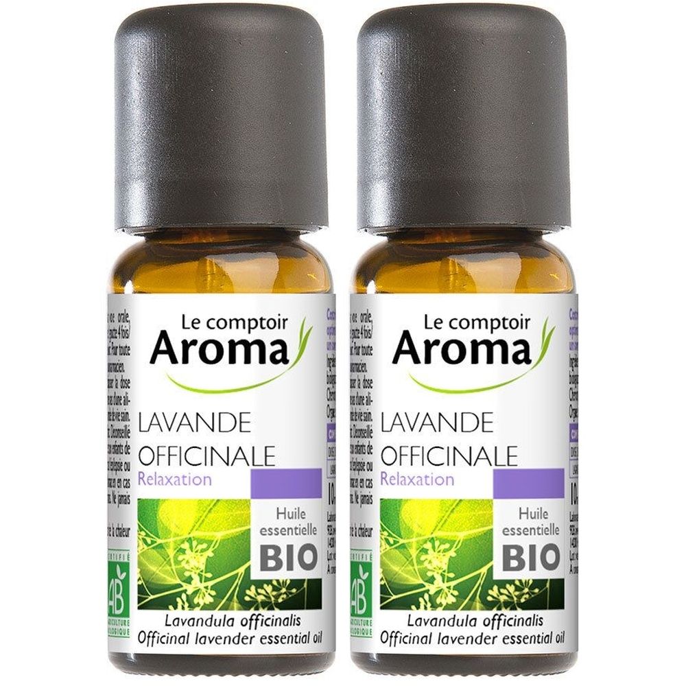 Deux flacons en verre brun avec bouchons noirs. Étiquettes : "Le comptoir Aroma LAVANDE OFFICINALE BIO". Huile essentielle de lavande.