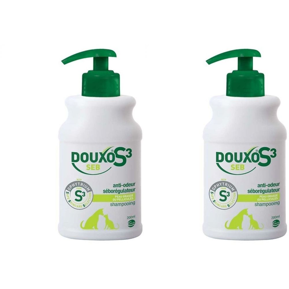 Deux flacons blancs avec pompe verte. Inscription DOUXO S3 SEB, logo S3 et texte. Pour chiens et chats.