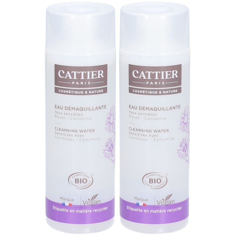 Deux flacons blancs avec étiquettes. On lit "CATTIER PARIS", "EAU DÉMAQUILLANTE" et "BIO" sur les étiquettes.