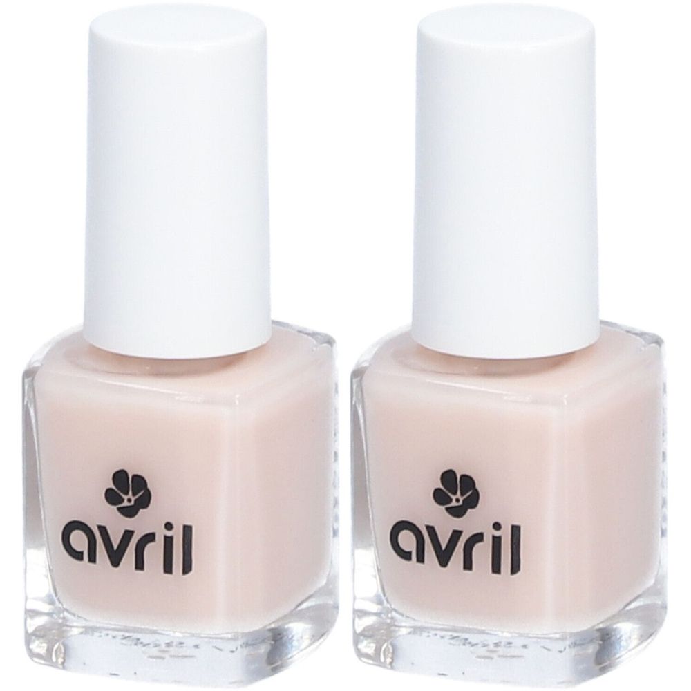 Deux flacons de vernis à ongles avec bouchon blanc. Le mot "avril" est visible. Le vernis est rose clair.