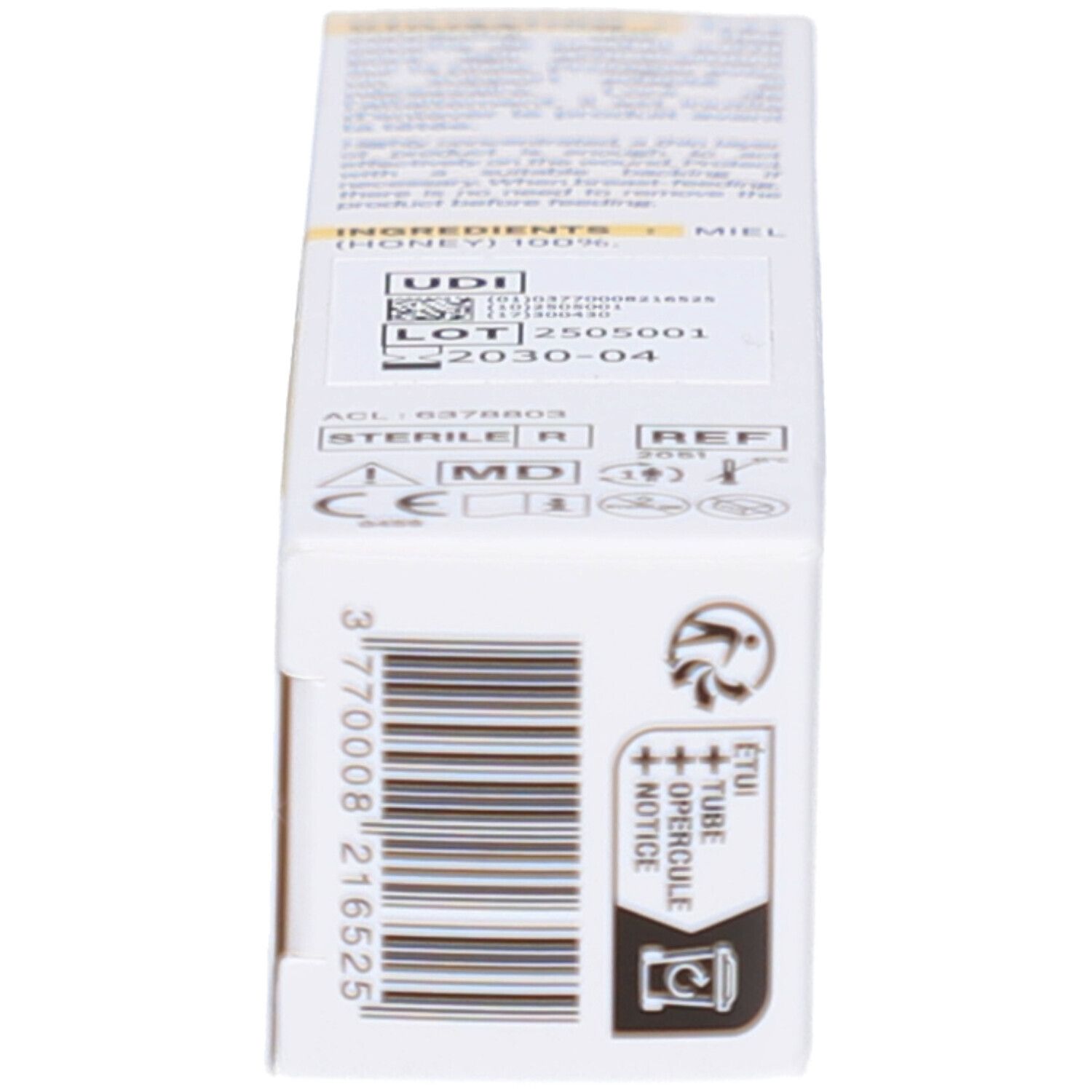 Extrémité de la boîte. Texte et marquages. Code UDI, numéro de lot, date de péremption. Indications médicales.