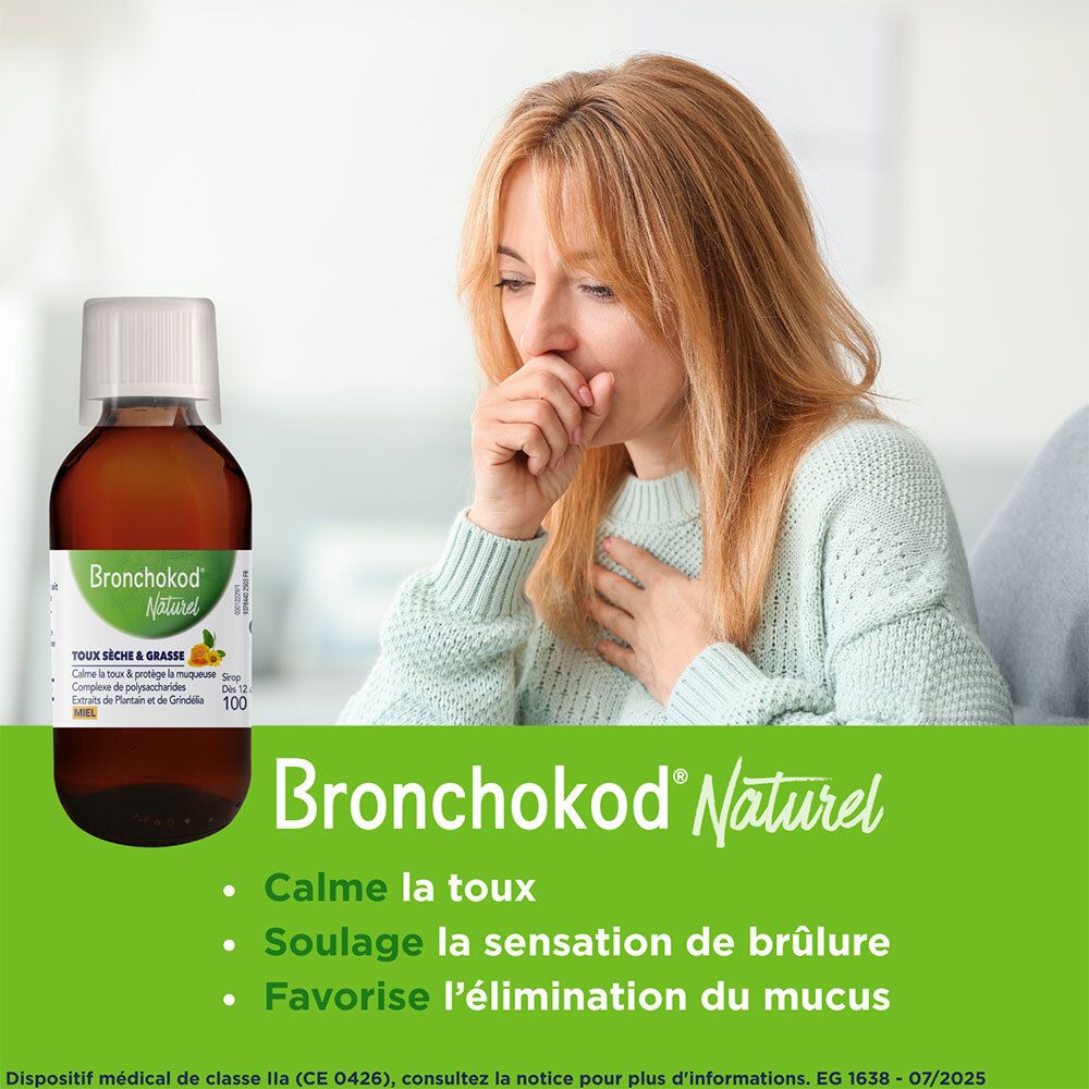 Femme tousse, à côté d'un flacon. Nom et texte du produit. Inscription: Calme la toux, Soulage la sensation de brûlure, Favorise l'élimination du mucus.