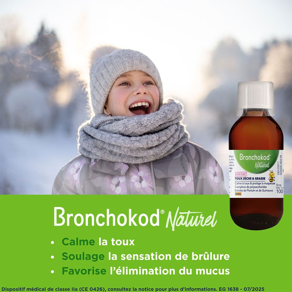 Enfant en hiver sur fond flou. Flacon avec étiquette du produit au premier plan. Texte sur les avantages du produit.