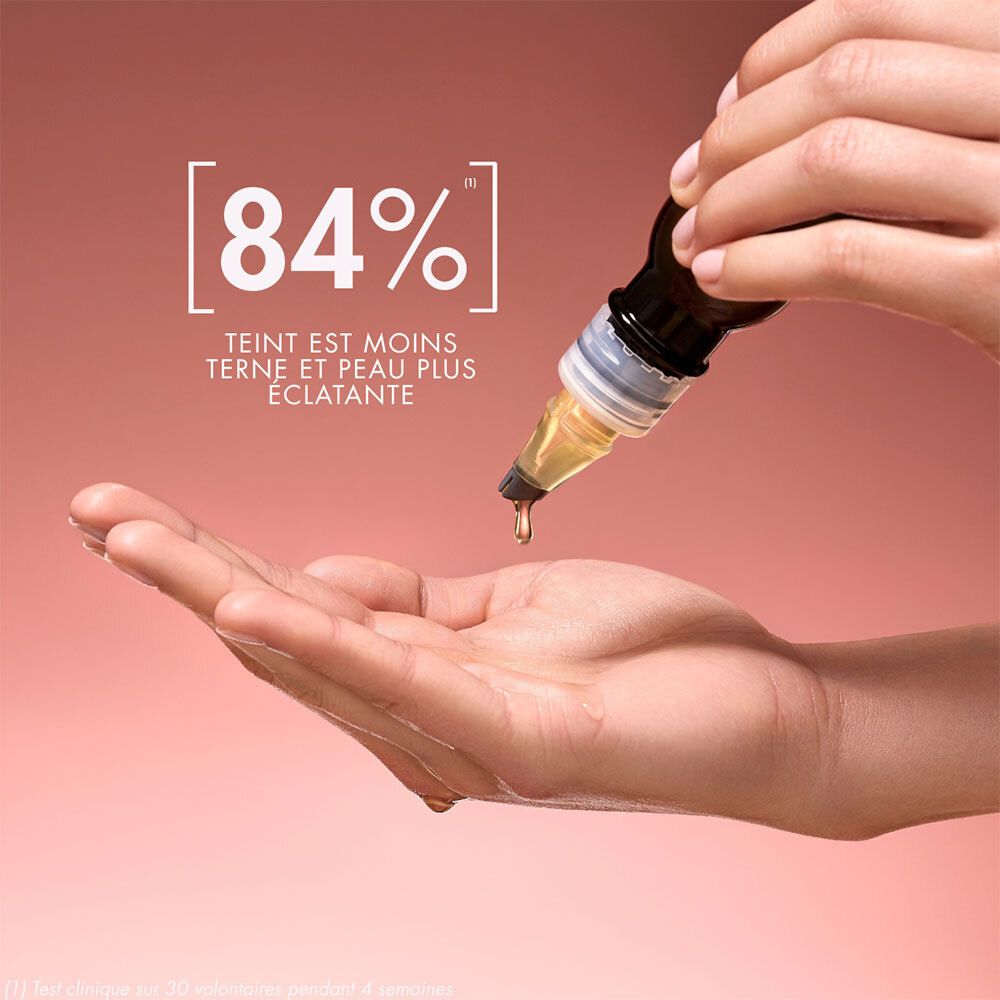 Main avec goutte d'huile de noyau d'abricot Melvita. Texte : 84%. Teint est moins terne et peau plus éclatante.