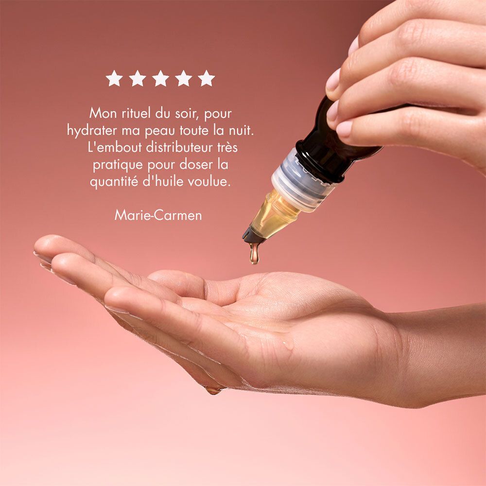 Main avec de l'huile. Applicateur du flacon. Texte: Marie-Carmen, évaluation 5 étoiles.