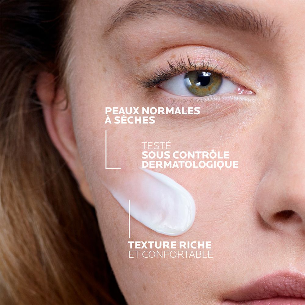 Gros plan sur un visage avec de la crème appliquée. Texte sur l'image : Peaux normales à sèches, testé sous contrôle dermatologique, texture riche et confortable.