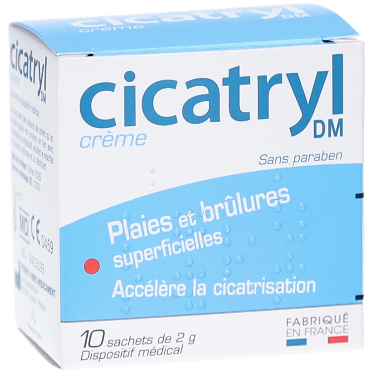 Boîte cicatrly DM crème. Texte: Plaies et brûlures superficielles, Accélère la cicatrisation. 10 sachets. Fabriqué en France.