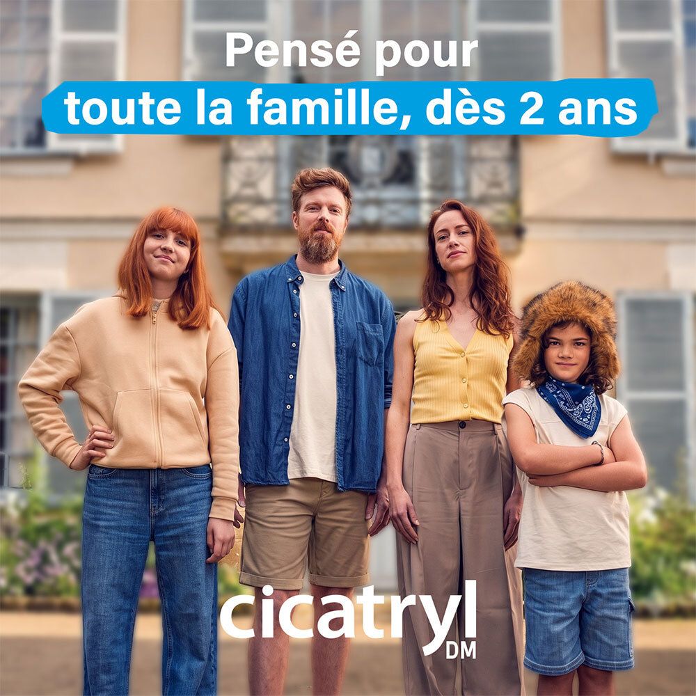 Famille (parents, enfants) devant une maison, mention : pour toute la famille dès 2 ans.