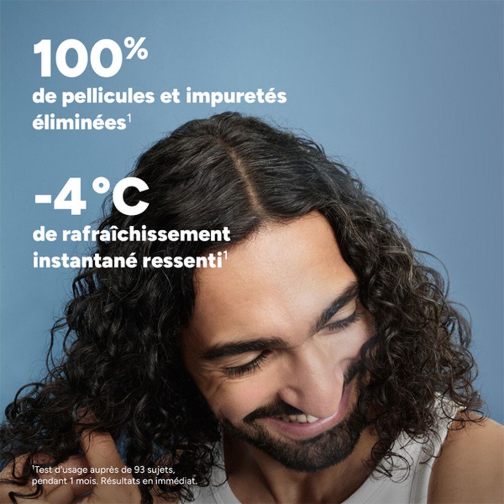 Homme avec cheveux. Texte: 100% pellicules éliminées, -4°C rafraîchissement. Résultats après 1 mois.