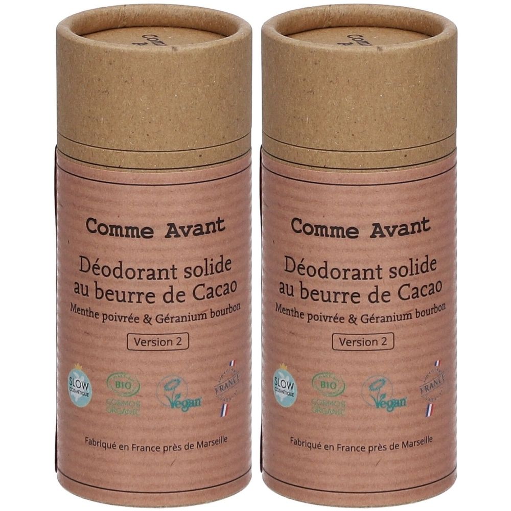 Deux déodorants cylindriques en carton. Inscription : Comme Avant, Déodorant solide au beurre de Cacao, Version 2. Avec labels bio et vegan.