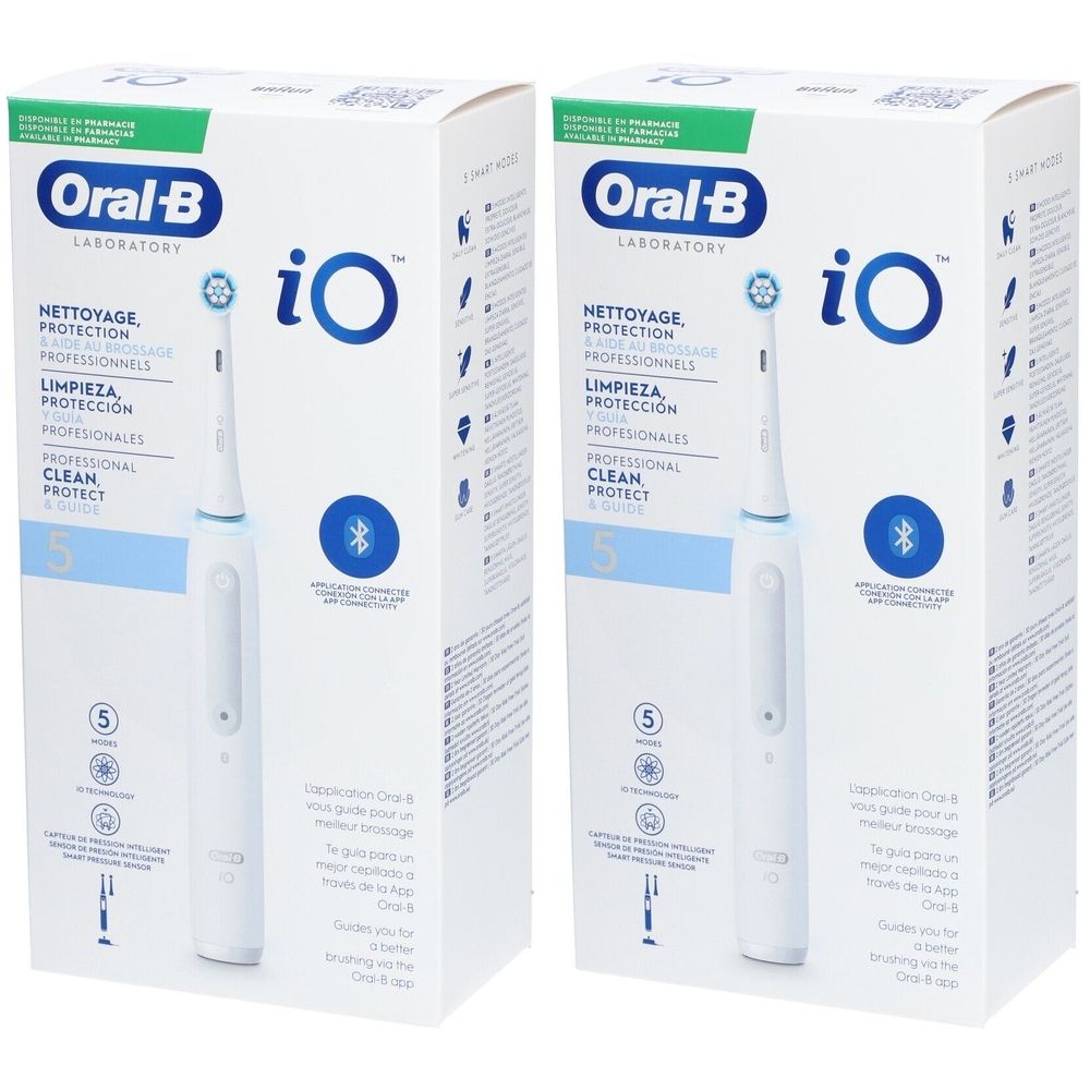 Deux brosses à dents électriques blanches dans des boîtes. Les boîtes affichent "Oral-B io" et "5".