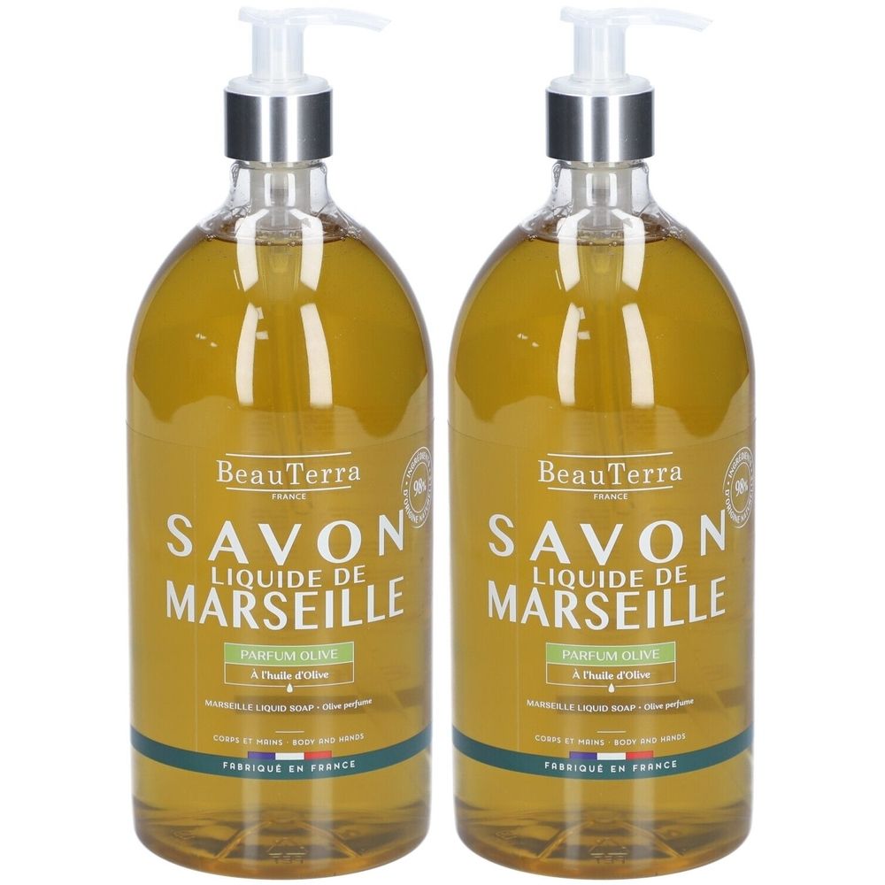 Deux flacons de savon liquide avec pompe. Inscription: Savon Liquide de Marseille, Parfum Olive. Récipient transparent avec liquide jaune.