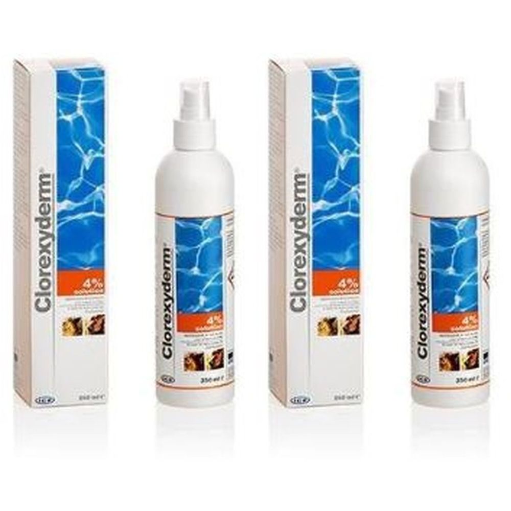 Deux flacons et deux boîtes. Sur les flacons et les boîtes, il est écrit Clorexyderm 4%. Les flacons ont une tête de pulvérisation.
