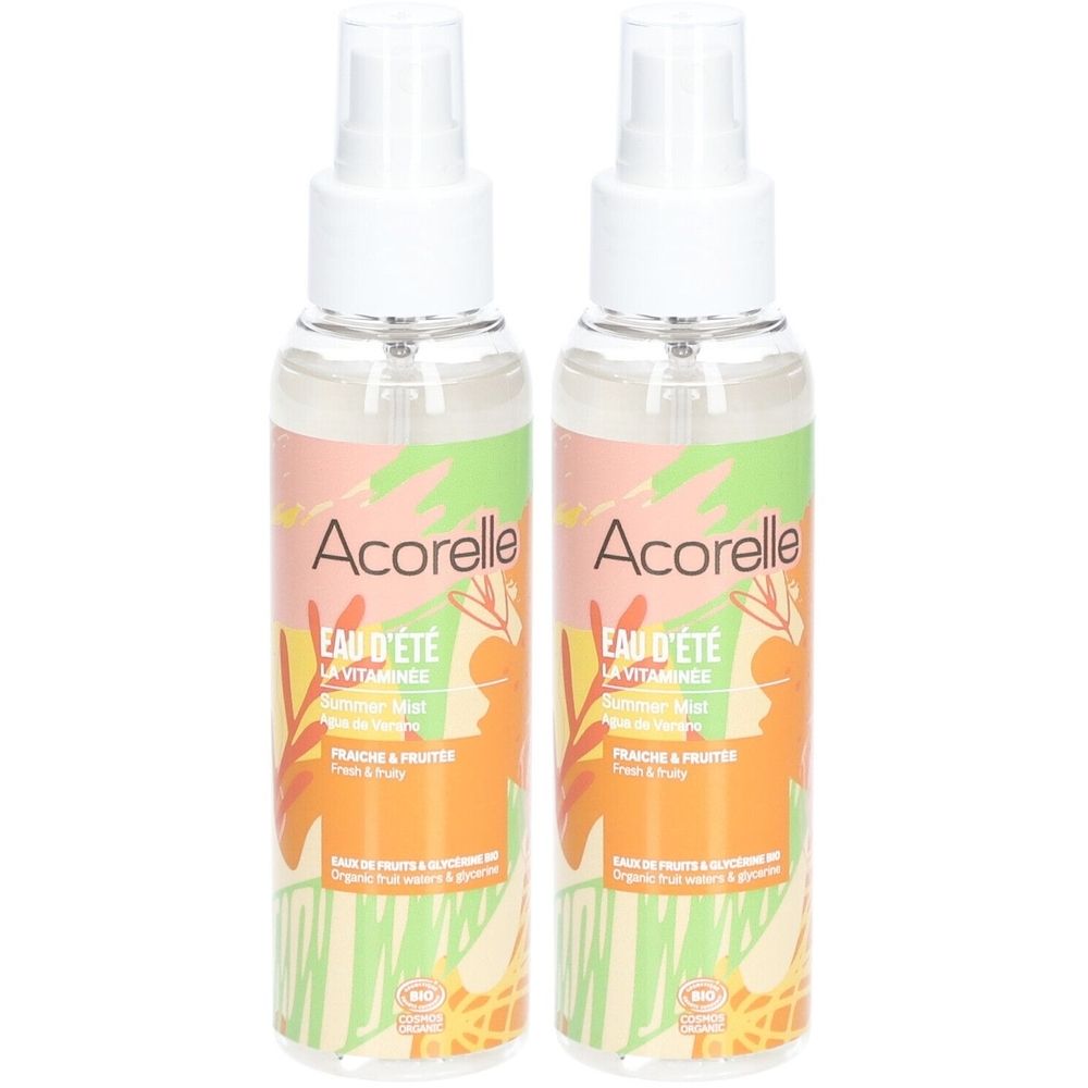 Deux flacons spray Acorelle Eau d'été. Têtes de pulvérisation blanches, flacons transparents avec étiquette colorée. Inscription : Eau d'été, La Vitaminée.