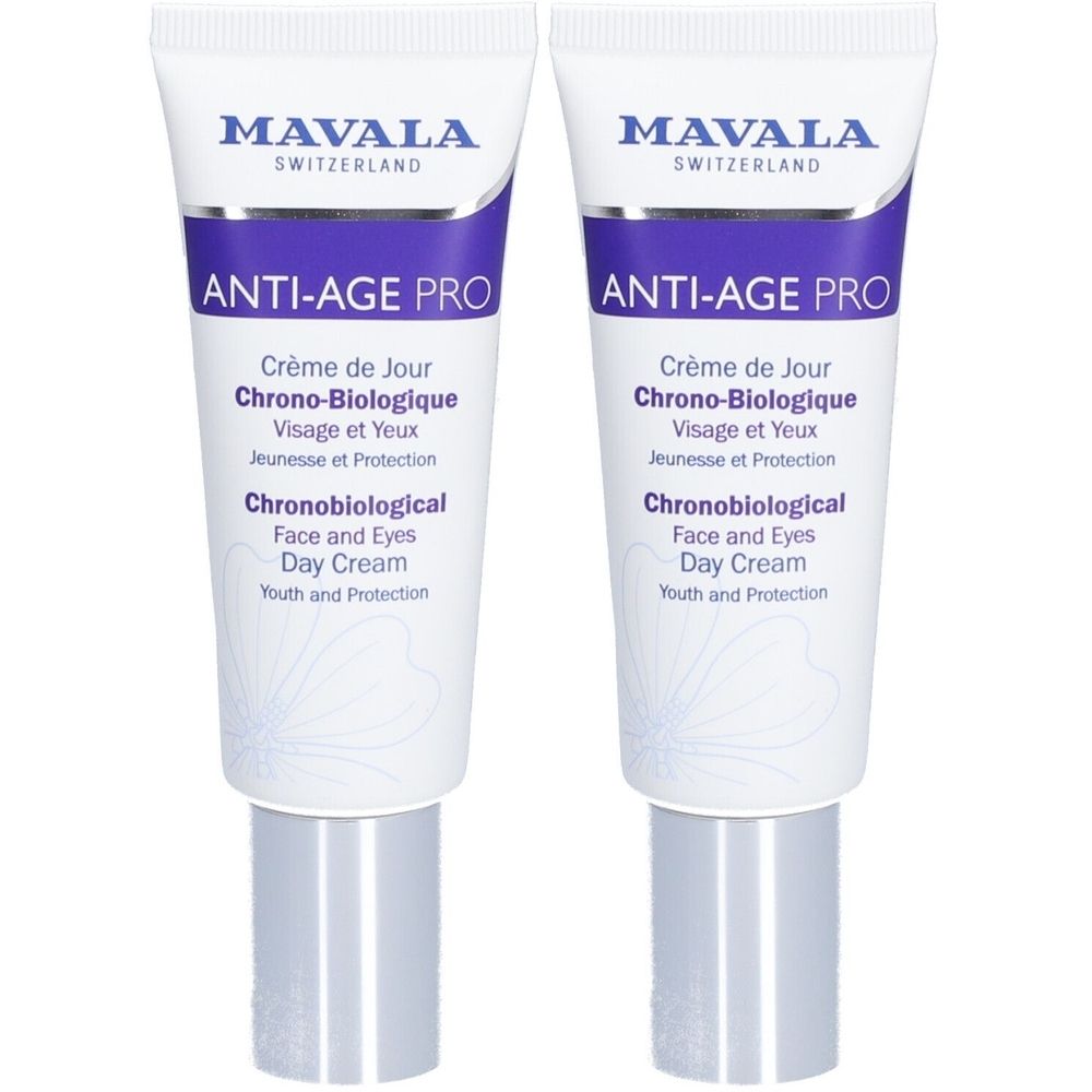 Deux tubes de crème de jour Mavala Anti-Age Pro. Blancs, avec des accents violets et des bouchons argentés. Inscription : Chrono-Biologique.