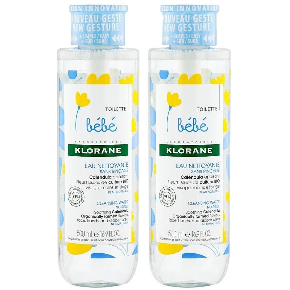 Deux flacons de KLORANE Bébé Eau Nettoyante. Inscription : Eau Nettoyante Sans Rinçage. Motifs floraux jaunes et accents bleus.