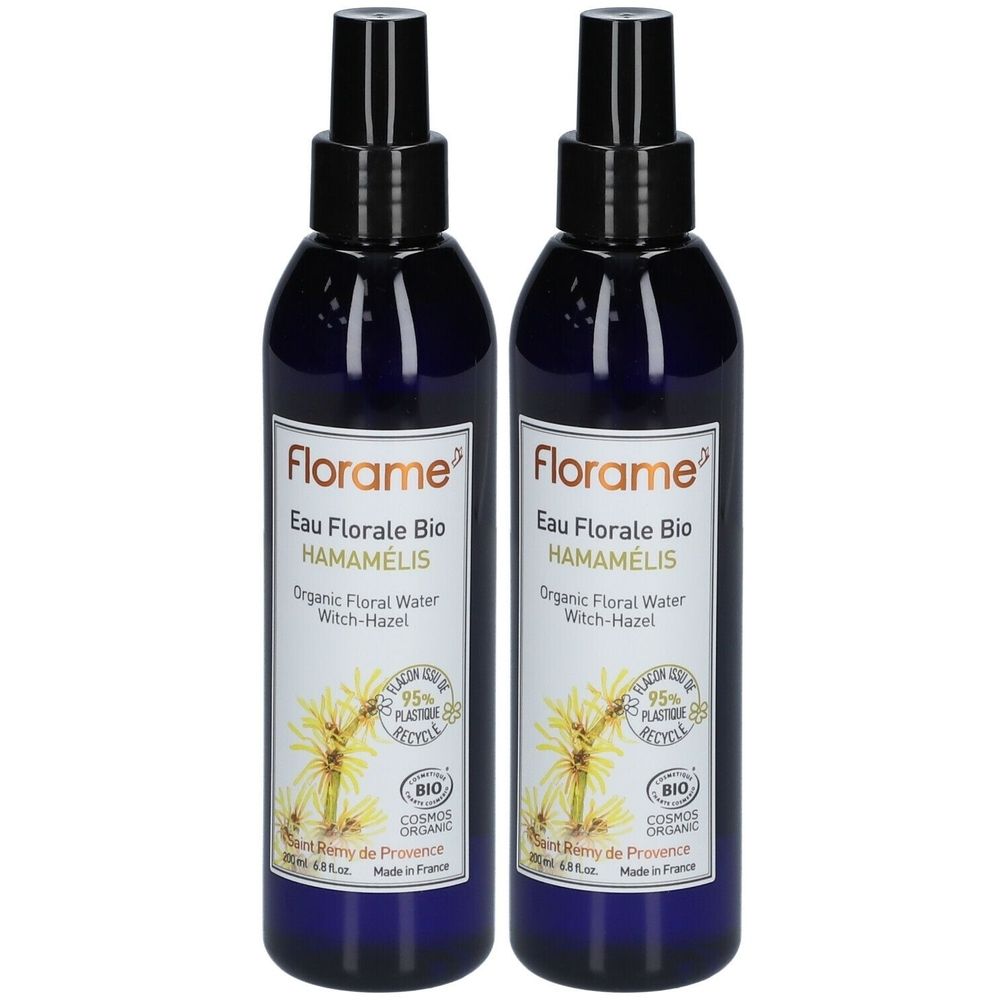 Deux flacons pulvérisateurs bleus avec étiquettes. Inscription : Florame Eau Florale Bio Hamamélis. Avec certification bio et logo de recyclage.