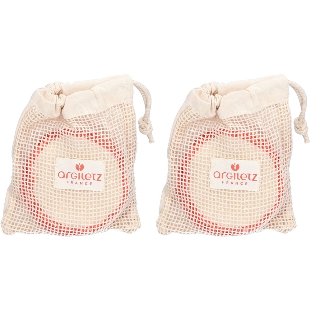 Deux sacs en filet contenant des cotons démaquillants. Chaque sac contient des cotons à bord rouge. Logo Argiletz France sur chaque sac.