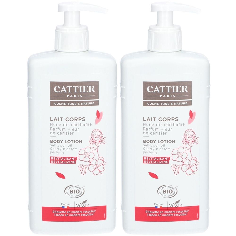 Deux flacons blancs avec pompe. Inscription: CATTIER PARIS, Lait Corps, Body Lotion. Avec label Bio et logo Vegan.