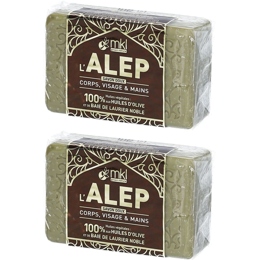 Deux savons L'ALEP emballés. Inscription : SAVON DOUX, CORPS, VISAGE & MAINS, 100% Huiles d'Olive et Baie de Laurier Noble.