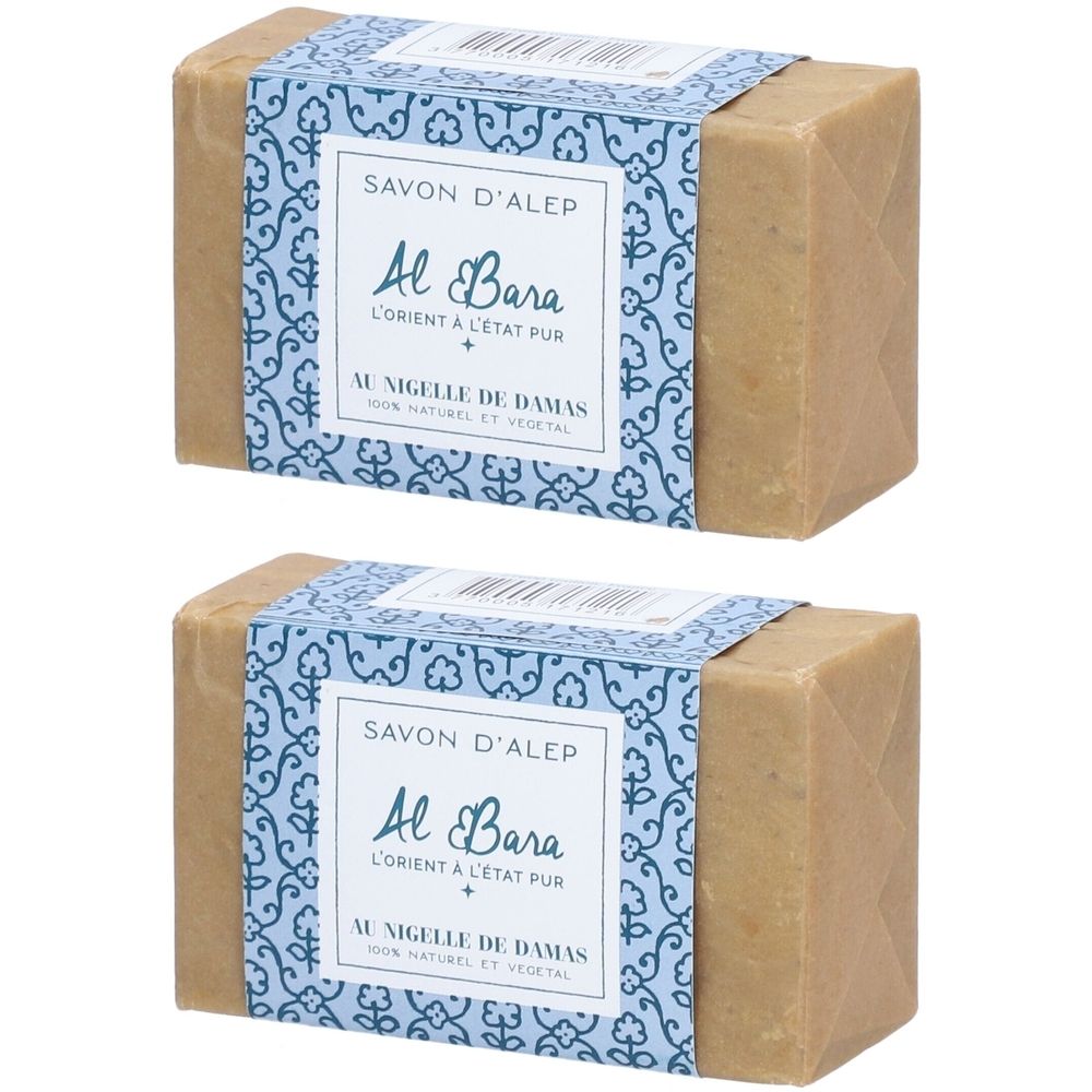 Deux savons emballés. Bande bleue avec texte "Savon d'Alep" et "Al Bara". Ingrédients naturels et végétaux.