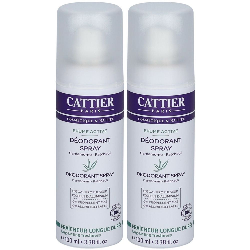 Deux sprays déodorants Cattier. Flacons blancs avec étiquettes violettes. Texte : DÉODORANT SPRAY, Cardamome-Patchoul, label Bio.