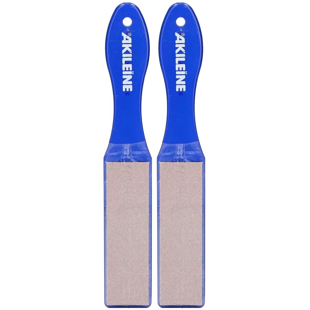 Deux râpes à pieds bleues avec manche ergonomique. Le nom "AKILEINE" est visible sur le manche. Surfaces rectangulaires rugueuses.