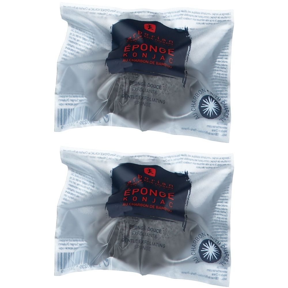 Deux éponges Konjac dans un emballage plastique. Éponge noire avec texte sur étiquette noire: Éponge Konjac au Charbon de Bambou.