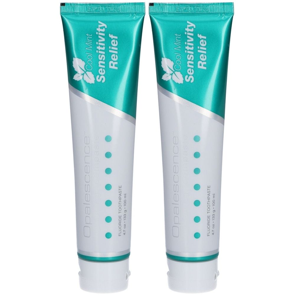Deux tubes de dentifrice. Design blanc et turquoise. Inscription : Cool Mint, Sensitivity Relief, Opalescence. Dentifrice au fluorure.