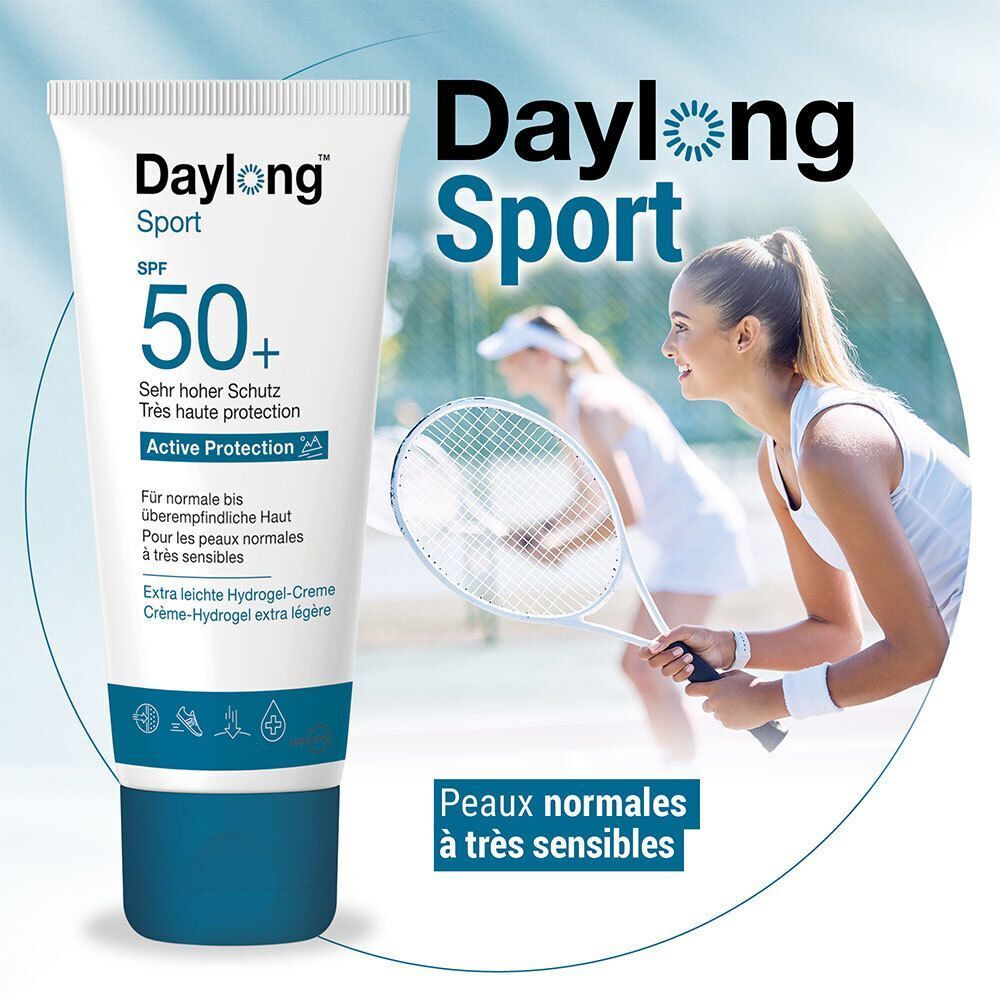 Tube blanc et bleu. Inscription: Daylong Sport SPF 50+. Joueuses de tennis en arrière-plan.