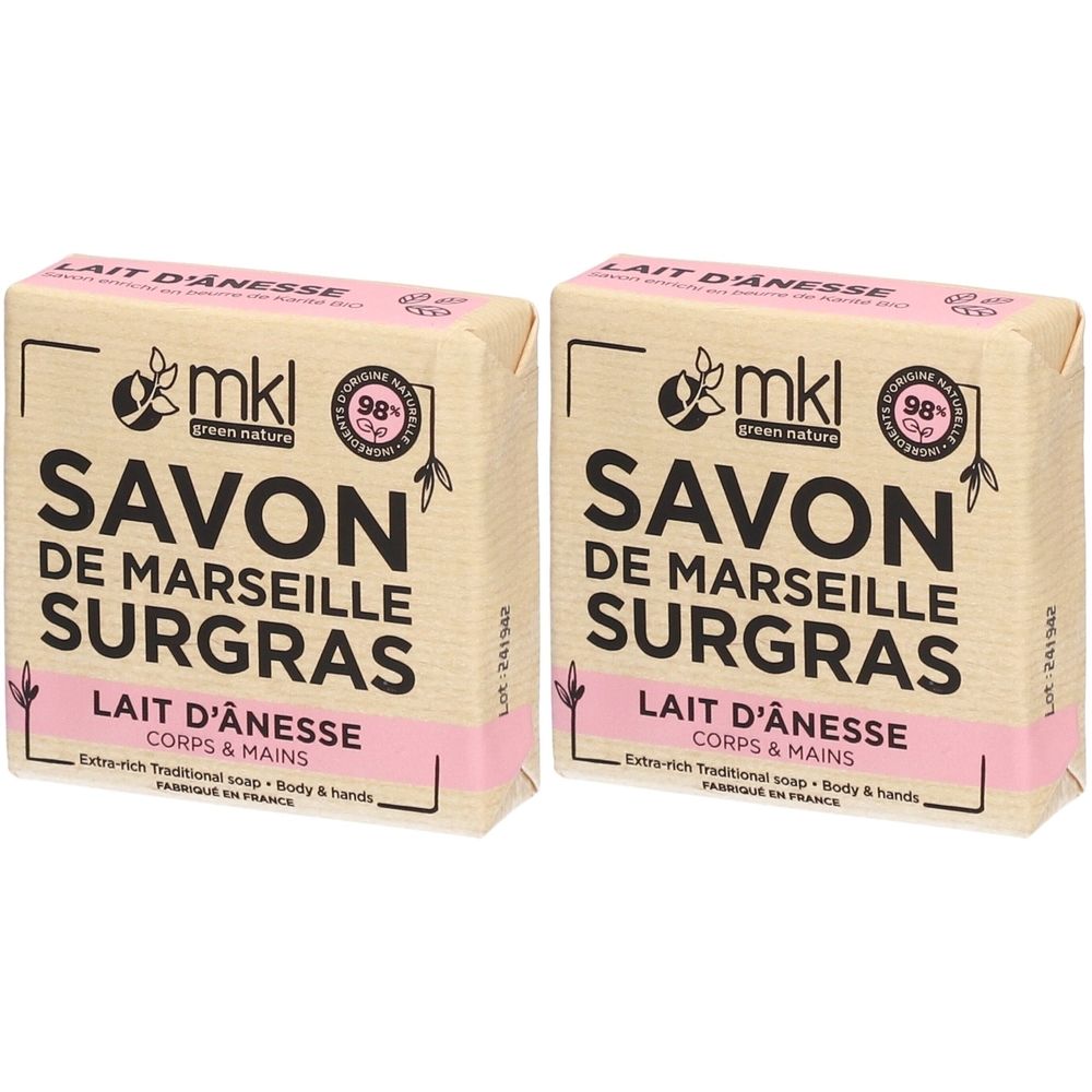 Deux savons emballés. Inscription: SAVON DE MARSEILLE SURGRAS, LAIT D'ÂNESSE, mkl green nature, 98%. Corps & mains.
