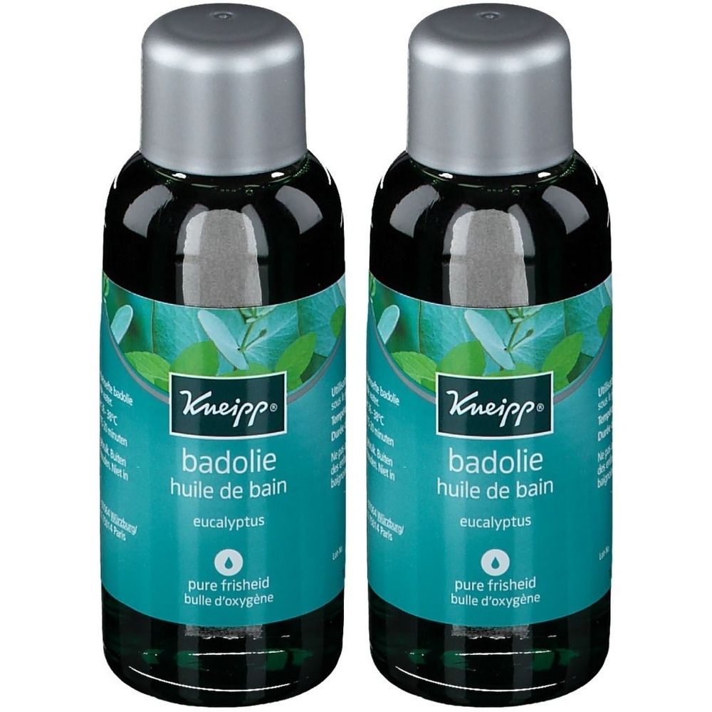 Deux flacons d'huile de bain Kneipp Eucalyptus. Liquide vert dans des flacons en verre avec des bouchons argentés. Inscription : Badolie, huile de bain.