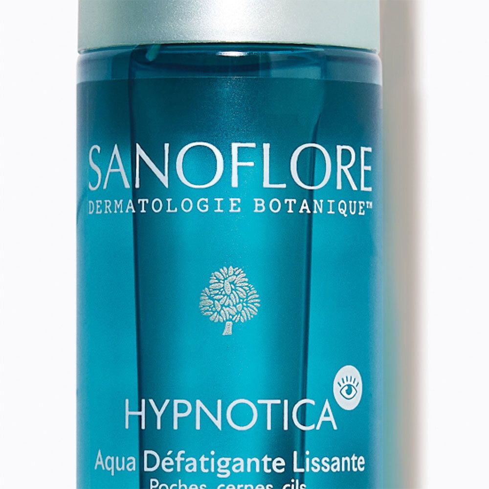 Gros plan sur le flacon. Inscriptions: Sanoflore, Dermatologie Botanique, Hypnotica, Aqua Défatigante Lissante. Symbole œil.