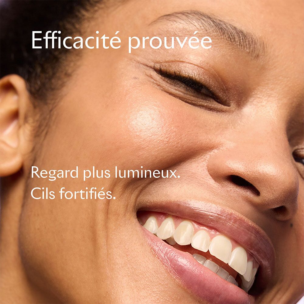Gros plan sur un visage souriant. Texte: Efficacité prouvée. Regard plus lumineux. Cils fortifiés.