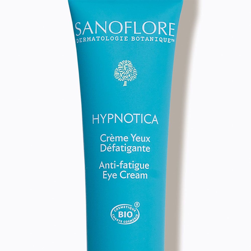 Gros plan sur le tube. Inscription: Sanoflore, Hypnotica, Crème Yeux Défatigante, Anti-fatigue Eye Cream. Label Bio.
