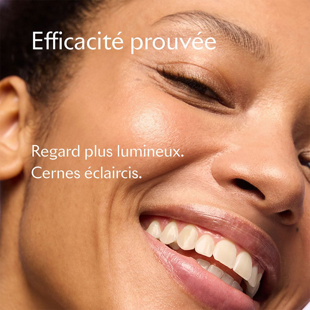 Gros plan sur un visage souriant. Texte: Efficacité prouvée. Regard plus lumineux. Cernes éclaircis.