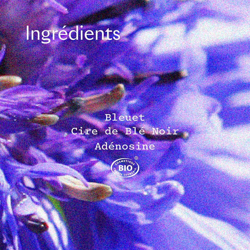 Gros plan sur des fleurs violettes. Texte: Ingrédients. Bleuet, Cire de Blé Noir, Adénosine. Label Bio.