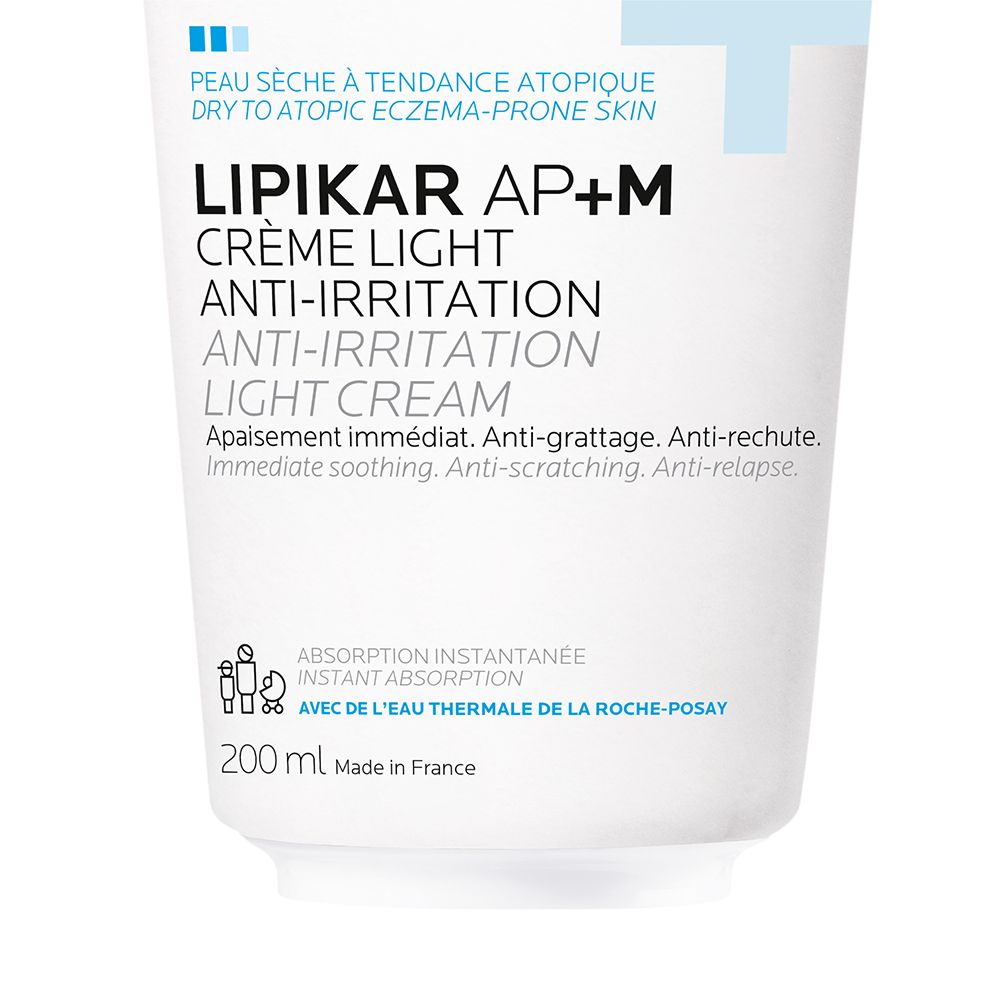 Gros plan sur le tube. Texte: LIPIKAR AP+M Crème Light Anti-Irritation. Avec de l'eau thermale La Roche-Posay.