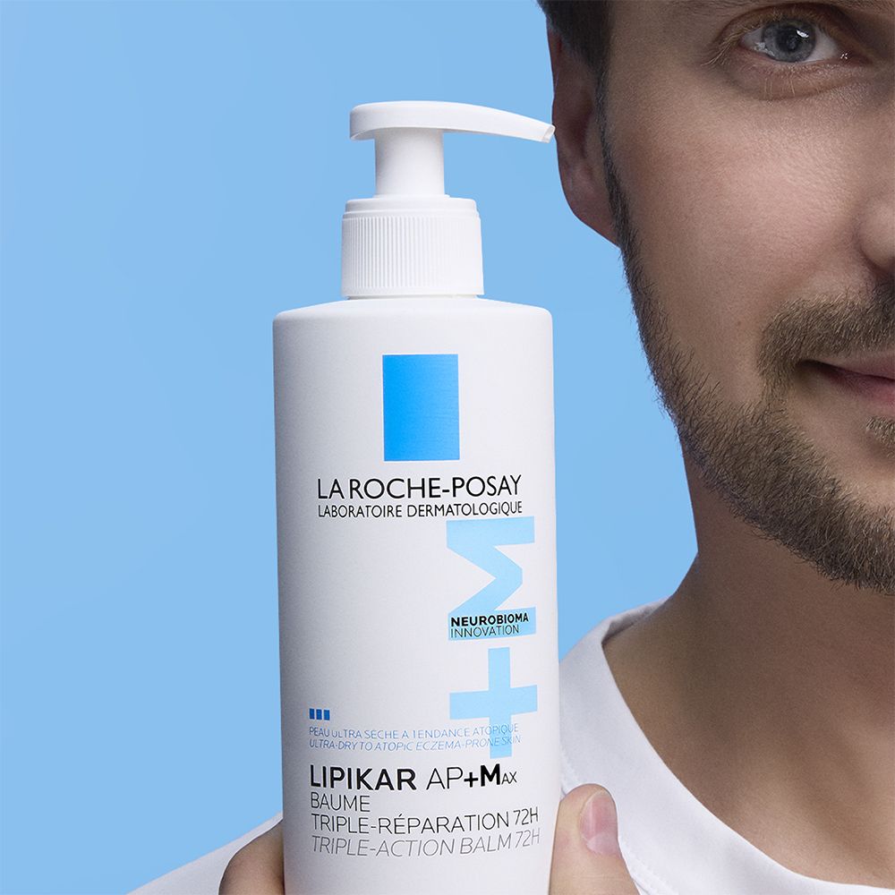 Un homme tient un flacon blanc avec pompe. Inscriptions: LA ROCHE-POSAY, LIPIKAR Baume AP+M.