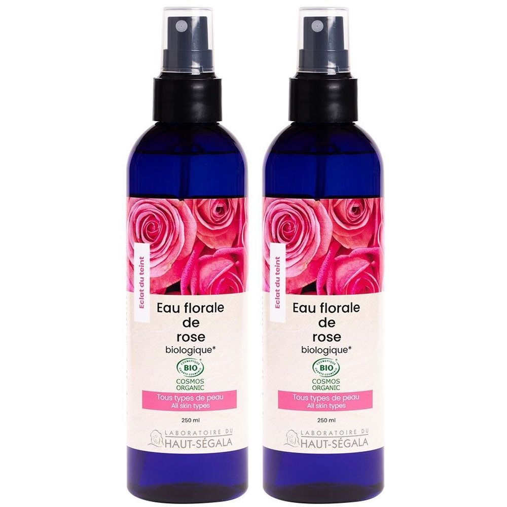 Deux flacons pulvérisateurs bleus avec étiquettes. Inscription: Eau florale de rose biologique. Certification bio. Marque: Laboratoire du Haut-Ségala.