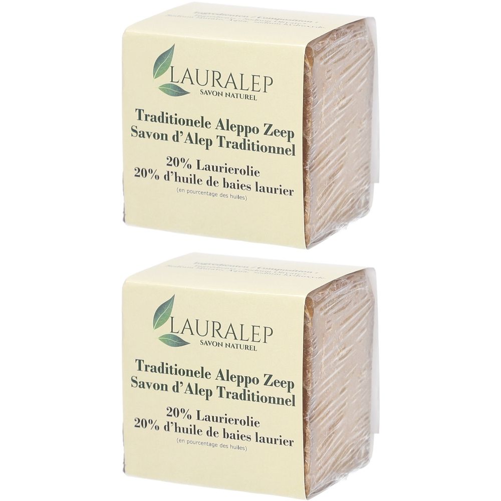 Deux savons rectangulaires emballés. L'emballage porte la marque LAURALEP, Traditionele Aleppo Zeep et 20% Laurierolie.