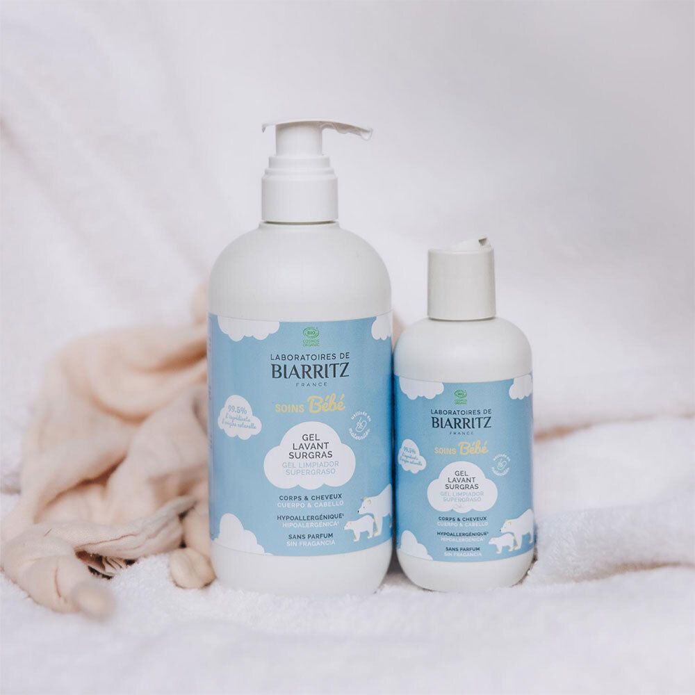 Deux flacons de gel lavant pour bébé. Flacons blancs avec étiquette bleue.