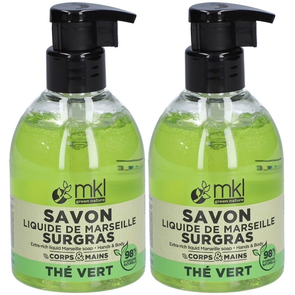 Deux flacons de savon liquide vert. Bouchon pompe noir. Inscription : Savon Liquide de Marseille, Thé Vert.